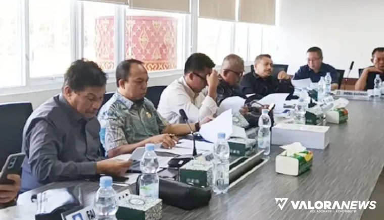 Ketua DPRD Padang, Muharlion memimpin rapat pembahasan Pansus II terkait penerimaan dari sektor pajak dan retribusi bersama mitra kerja. (humas)