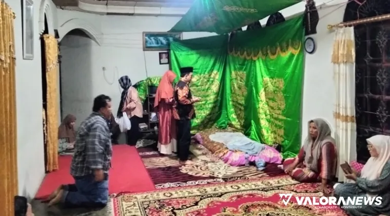 Ketua DPRD Padang, Muharlion melayat kerumah duka, Desi Erianti di Kelurahan Gunung Sariak, Kecamatan Kuranji, Sabtu malam. Almarhumah merupakan pasien yang ditolak RSUD Rasyidin saat masuk IGD, Sabtu dinihari. (humas)
