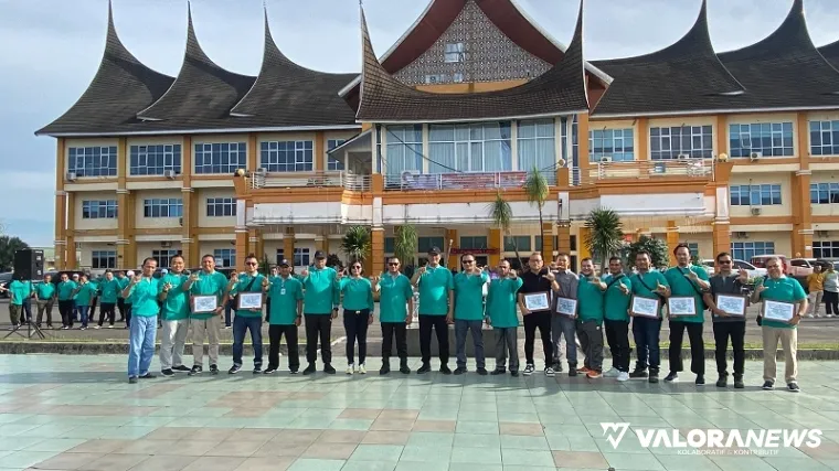 Wabup Pasaman Barat, M Ihpan foto bersama dengan penerima manfaat CSR PT Agrowiratama usai pelaksanaan apel gabungan peringatan Hari Lingkungan Hidup Sedunia di halaman kantor bupati, Rabu. (robbi irwan)