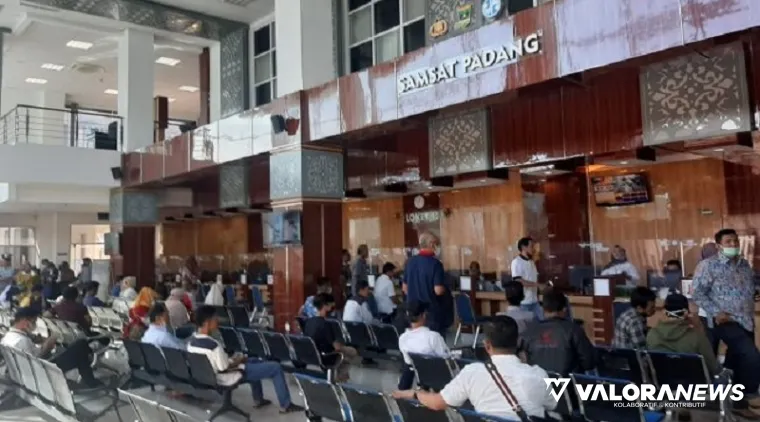 Layanan di kantor Samsat Padang di kawasan GOR Agus Salim. (humas)