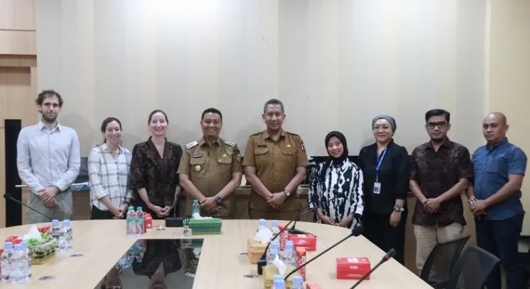 Wawako Pekanbaru, Markarius Anwar foto bersama usai audiensi bersama perwakilan International Organization for Migration (IOM) di ruang rapat kediaman wali kota Pekanbaru, Selasa. (humas)