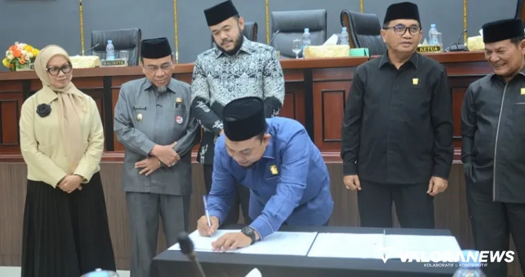 Ketua DPRD Padang, Muharlion disaksikan Fadly Amran (Wako), Maigus Nasir (Wawako), Mastilizal Aye dan Osman Ayub (Wakil Ketua DPRD) serta Corry Saidan (Plh Sekda) menandatangani berita acara persetujuan Perubahan KUA PPAS 2025 usai rapat paripurna, Sabtu