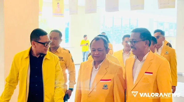 Sekjen Partai Golkar, Muhammad Sarmuji bersama Ahmad Dolli Kurnia Tanjung (Waketum), Khairunas (Ketua Partai Golkar Sumbar terpilih) menuju arena Musda XI di Hotel Truntum Padang, Senin sore. (veri rikiyanto)