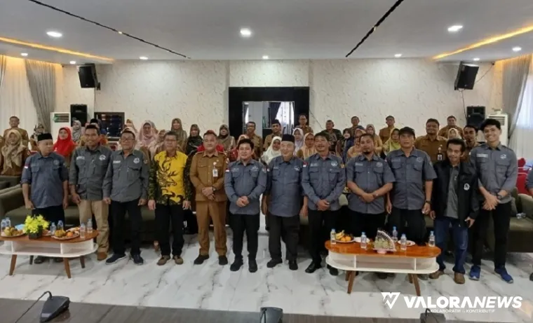 Kepala Bidang IKP Diskominfotiksan Pekanbaru, Erwan Candra saat memberikan sambutan pada pelantikan pengurus PJS Pekanbaru, di Aula Gedung Tengku Maharatu, Selasa. (humas)
