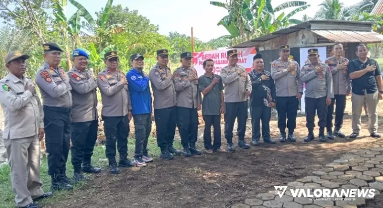 Kapolres Pasbar, AKBP Agung Tribawanto beserta jajaran, meninjau lokasi bedah rumah di Jorong Lintang Selatan, Nagari Lingkungan Aua, Kecamatan Pasaman, Sabtu. (humas)