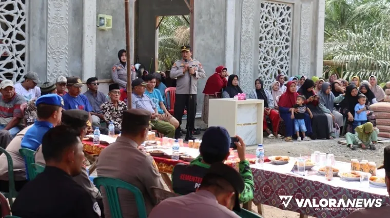 Kapolres Pasbar, AKBP Agung Tribawanto, memberikan sambutan pada pembukaan kegiatan Bakti Religi di Mushala Ar-Rahman, Jorong Batang Biyu, Nagari Lingkuang Aua Barat, Kecamatan Pasaman Rabu. (humas)