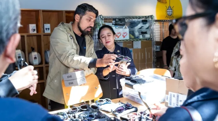 Ketua DPR RI, Puan Maharani didampingi Vice President of Product Policy & Strategy Meta, Andy O'Connell, saat berkeliling kantor Meta di Menlo Park, kawasan Silicon Valley, California, Amerika Serikat (AS), Jumat (13/6/2025) waktu setempat. (humas)