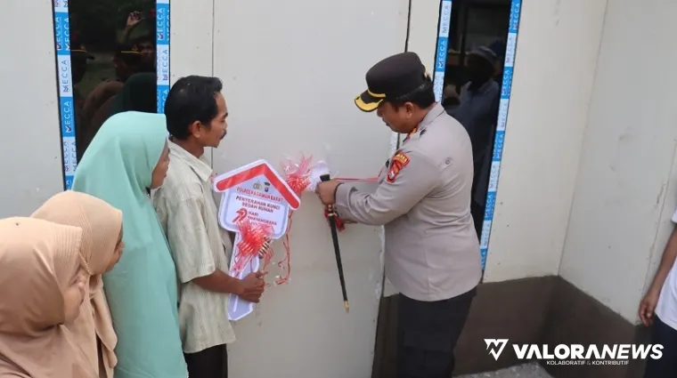 Kapolres Pasbar, AKBP Agung Tribawanto serahkan kunci rumah pada Alia Candra usai rehab rumah berukuran 6x6 meter persegi itu tuntas dikerjakan, Rabu. (robbi irwan)