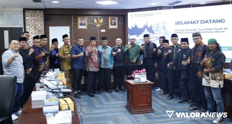 Wakil Ketua DPRD Sumatera Barat, M Iqra Chissa Putra foto bersama dengan Tuo Silek Pauh Kota Padang, usai dialog di Ruang Badan Anggaran DPRD Sumbar, Selasa. (humas)