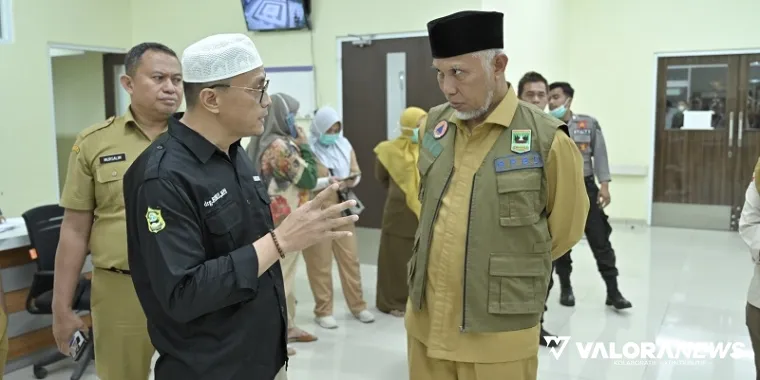 Gubernur Sumbar, Mahyeldi berdialog dengan Direktur RSAM Bukittinggi, dr Busril. (humas)