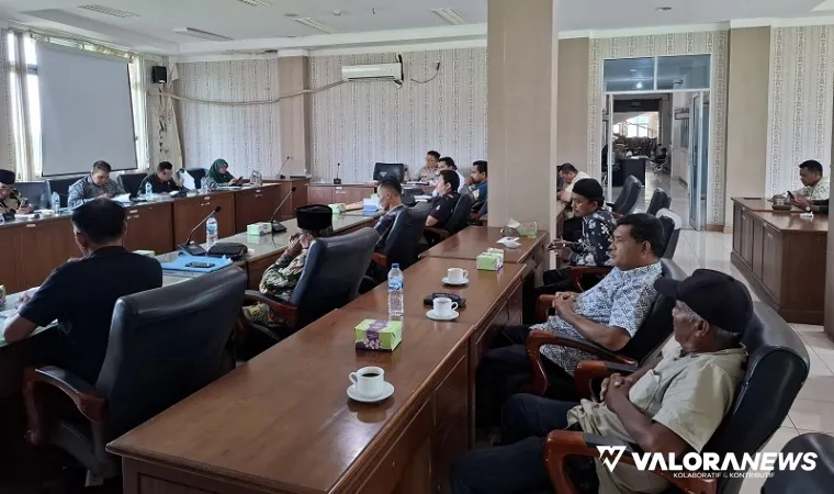 Suasana rapat pembahasan penggunaan HGU PT LIN dengan sertifikat masyarakat bersama Komisi I dan II DPRD Pasbar, Kamis. (humas)