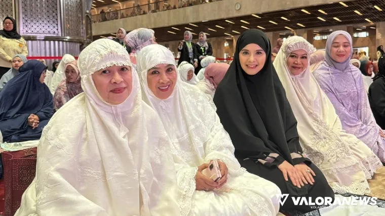 Ketua DPR RI, Puan Maharani (kiri) saat menunaikan shalat Idul Adha di Masjid Istiqlal, Jumat pagi. (humas)