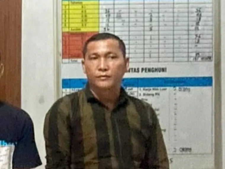 Terdakwa Ulil Amri sesampai di Rutan Painan, Kamis (19/6/2025). FOTO: Dok Kejari Pesisir Selatan