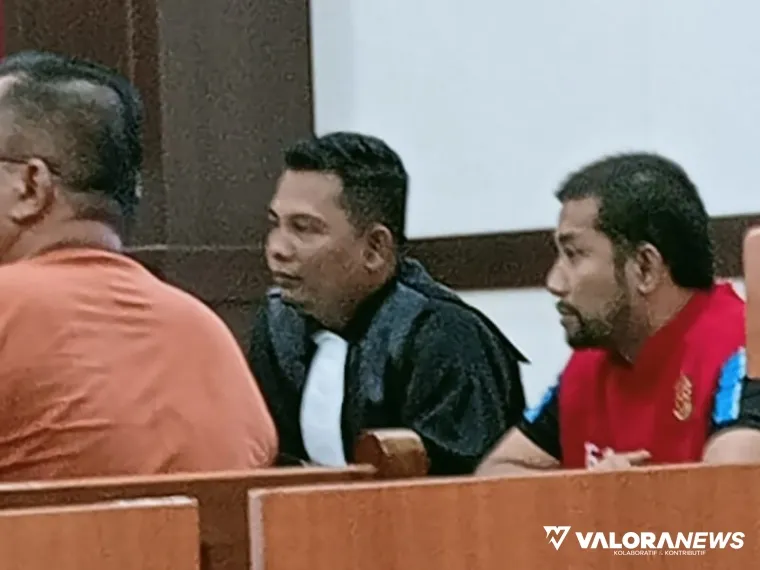 Terdakwa Andri Utama, didampingi Penasehat Hukumnya, ketika mendengarkan keterangan saksi Erman, di PN Padang, Senin (19/5/2025), lalu. FOTO: Dok istimewa