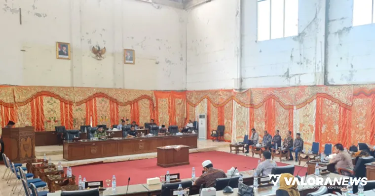 Ketua DPRD Pasaman Barat, Dirwansyah didampingi wakil, Supriono dan Insan Sabri serta dihadiri Wakil Bupati Pasaman Barat, M Ihpan memimpin rapat paripurna dengan agenda penyampaian nota pengantar pertanggungjawaban APBD 2024, Kamis. (robbi irwan)