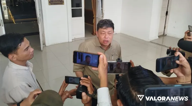 Wakil Ketua Komisi IV DPR RI, Alex Indra Lukman diwawancarai wartawan saat kunjungan kerja bersama rombongan Komisi IV, di gubernuran Sunmbar, 20 Juni 2025. (mangindo kayo)