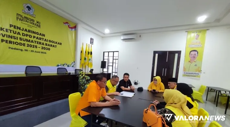 Ketua SC Musda XI Partai Golkar Sumbar, Hafrizal Okta Putra, memimpin rapat penetapan calon ketua yang akan mengikuti agenda Musda di Hotel Truntum Padang, Senin besok di aula kantor Partai Golkar Sumbar, Ahad sore. (humas)