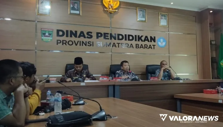Kepala Dinas Pendidikan Sumbar, Barlius didampingi jajaran, memberikan keterangan pers tentang SPMB Tahun 2025 di Padang, Kamis. (humas)