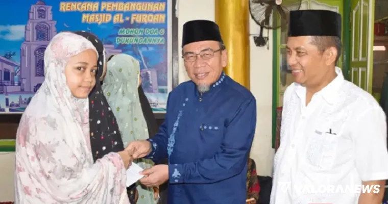 Wakil Ketua DPRD Sumbar, Evi Yandri dampingi Maigus Nasir (Wawako Padang) menyerahkan bingkisan pada peserta Subuh Mubarakah di Masjid Al-Furqon Pilakut, Kelurahan Sungai Sapih, Kecamatan Kuranji, Ahad pagi. (humas)