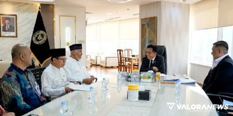Gubernur Sumbar, Mahyeldi beserta jajaran, berdialog dengan Prof Yusril Ihza Mahendra (Mentri Hukum) tentang pengusulan Prof Dr Abu Hanifah sebagai pahlawan nasional dari Sumbar, Sabtu. (humas)
