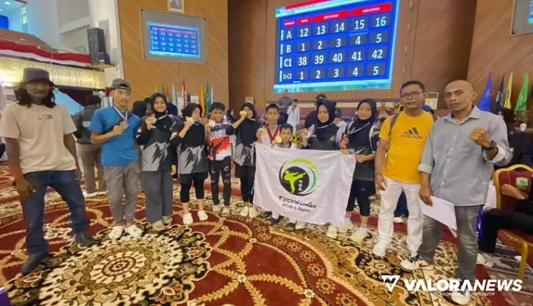 Pelatih Taekwondo Dojang MTsN 6 Agam, Yefri Novian beserta Erwin Tanjung (Pelatih Kepala Taekwondo Agam) foto bersama dengan taekondoin yang mengikuti Kejuaraan Tingkat Nasional Kapolda Cup Sumbar 2025 di Padang, Ahad. (hamriadi)