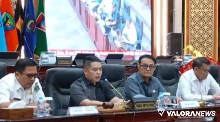 Wakil Ketua DPRD Sumar, M Iqra Chissa Putra bersama Indra Catri (Ketua Pansus RPJMD 2025-2029) saat memimpin pubik hearing di ruan sidang utama, Rabu. (humas)