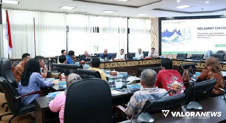 Tim Pakar DPRD Sumbar, Raflis dan Muhammad Irfan, menerima kunjungan kerja Komisi II DPRD Musi Rawas, di Ruang Khusus I, Rabu. (humas)