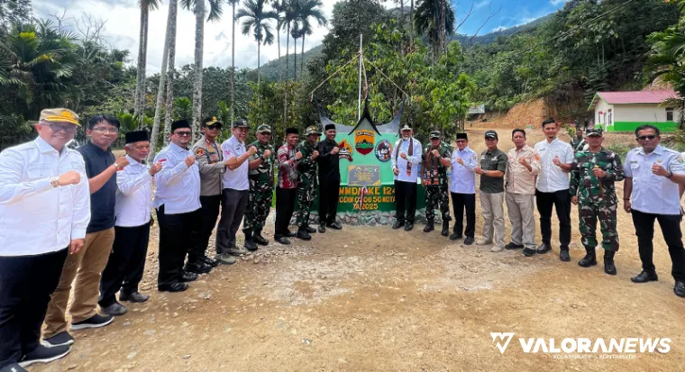 Gubernur Sumbar, Mahyeldi bersama Brigjen Mahfud (Danrem WBR) beserta jajaran, foto dengan latar belakang pembukaan jalan sepanjang 5,6 Km yang menghubungkan Jorong Harau menuju Jorong Landai Nagari Harau, Rabu. (humas)