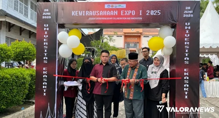 Wakil Ketua DPRD Sumbar, M Iqra Chissa Putra didampingi Prof Sufyarma Marsidin (Rektor Unes) menggunting pita tanda diresmikannya Kewirausahaan Expo I Tahun 2025 di lapangan parkir kampus, Sabtu. (humas)