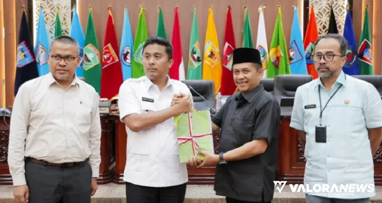 Ketua Sementara DPRD Sumbar, Evi Yandri menerima nota pengantar Ranperda Pertanggungjawaban Pelaksanaan APBD Tahun 2024 dalam rapat paripurna, Jumat. (humas)