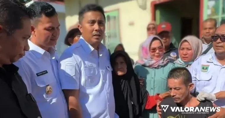 Wagub Sumbar, Vasko Ruseimy menjemput Antoni, warga Padang Pariaman yang selama bertahun-tahun dipasung, Selasa. (humas)