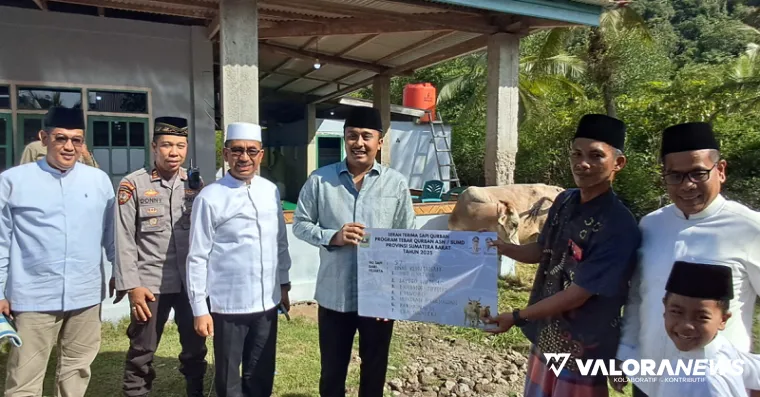 Wagub Sumbar, Vasko Ruseimy secara simbolis menyerahkan hewan kurban pada jemaah Masjid Nurul Huda di Nagari Sungai Nyalo, Kecamatan Koto XI Tarusan, Jumat. (humas)