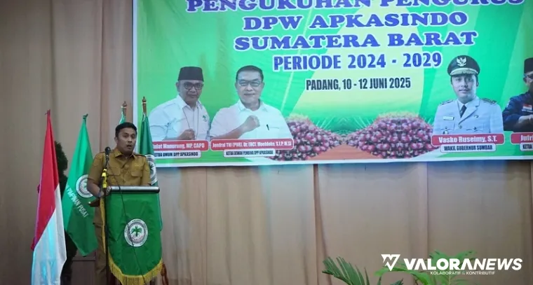 Wagub Sumbar, Vasko Ruseimy memberikan sambutan pada pelantikan pengurus DPW Asosiasi Petani Kelapa Sawit Indonesia (Apkasindo) periode 2024--2029 di Padang, Selasa. (humas)