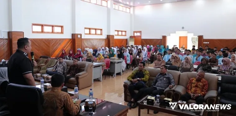 Wakil Ketua DPRD Sumbar, Nanda Satria paparkan materi tentang kesehatan mental remaja pada Bimtek Optimalisasi Kesehatan Mental Remaja yang diikuti siswa-siswi SMA se-Kota Padang, Kamis. (humas)