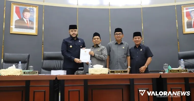 Ketua DPRD Padang, Muharlion didampingi wakil ketua, Matilizal Aye dan Osman Ayub, menerima nota pengantar Perubahan APBD Padang Tahun 2025 dari Fadly Amran (Wako Padang) pada rapat paripurna, Senin pagi. (humas)