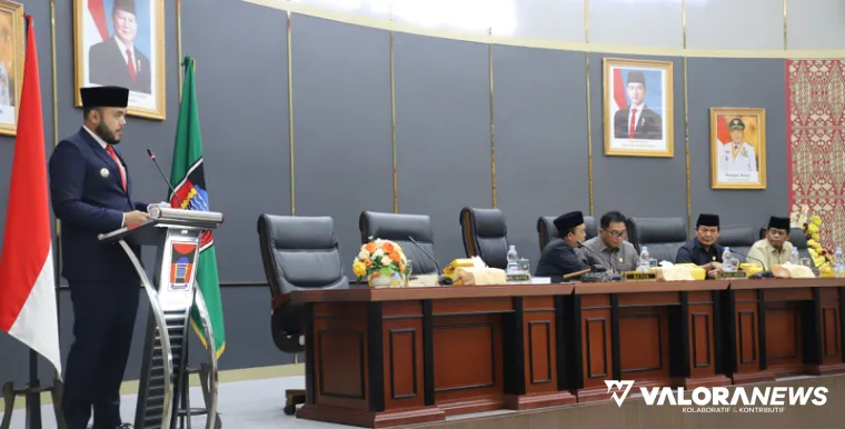 Wako Padang, Fadly Amran menyampaikan nota pengantar Ranperda RPJMD Padang 2025-2029 pada rapat paripurna yang dipimpin Ketua DPRD Padang, Muharlion, Senin. (humas)
