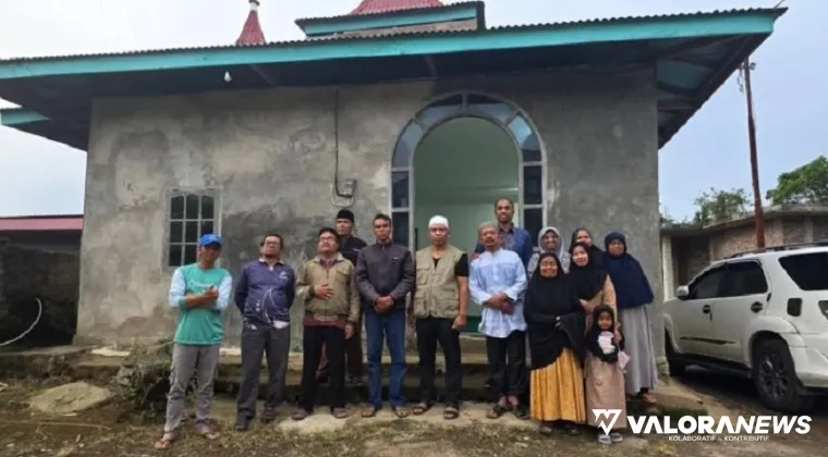 Anggota Komisi III DPRD Sumatera Barat (Sumbar), Rafdinal (peci putih) foto bersama dengan warga Nagari Koto Gadang, Kecamatan Baso, Agam, usai kunjungan ke daerah, Sabtu. (humas)
