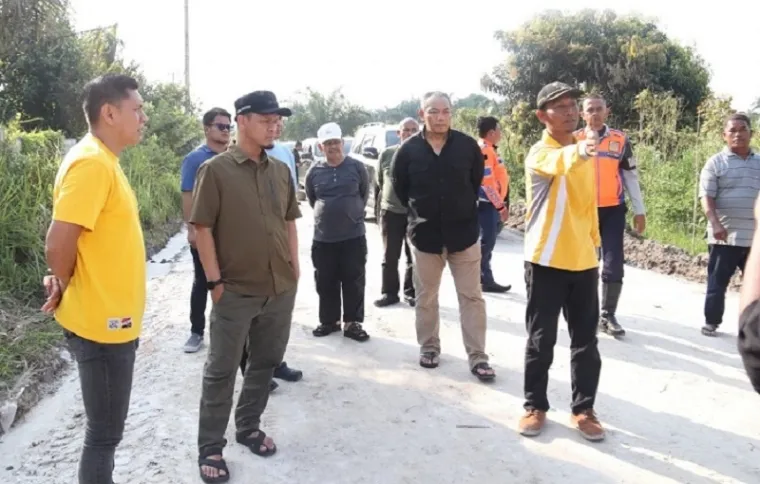 Wali Kota (Wako) Pekanbaru, Agung Nugroho beserta Sekda dan jajaran, meninjau Jalan Uka, Kamis. (humas)