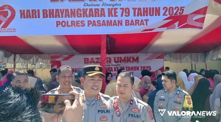 Kapolres Pasaman Barat, AKBP Agung Tribawanto memberikan keterangan tentang Bazar UMKM yang digelar dalam rangkaian kegiatan HUT Bhayangkara ke-75 di Mapolres Pasbar, Senin pagi. (robbi irwan)