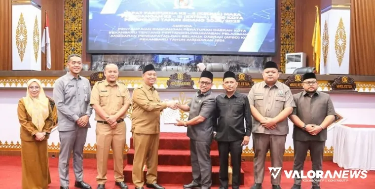 Wawako Pekanbaru, Markarius Anwar serahkan nota pengantar Ranperda Laporan Pertanggungjawaban Pelaksanaan APBD (LPPA) Tahun 2024, Selasa. (humas)