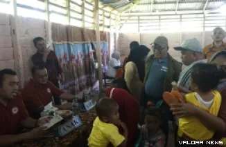 Bupati Pasbar, Yulianto meninjau pelaksanaan pengobatan gratis di Jorong Rura Patontang, Nagari Pematang Panjang, Kecamatan Koto Balingka, Rabu. (humas)