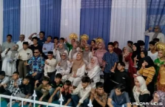 Kepala PKBM Lokomotif, Nurul Maulidia Syam bersama guru, yayasan, pengawas, donatur dan orang tua siswa foto bersama dengan lulusan yang telah menamatkan studinya, usai acara pelepasan siswa/siswi, di Padang, Sabtu. (mangindo kayo)