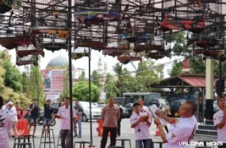 Kapolres Pasaman Barat, AKBP Agung Tribawanto membuka lomba burung berkicau di Mapolres Pasbar, Ahad. (robbi irwan)