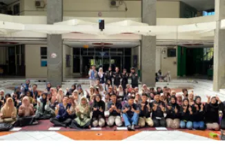 Peserta kegiatan Sekolah Ruang Isyarat" foto bersama usai pembukaan kegiatan yang digagas Kementerian Sosial Masyarakat BEM KM Universitas Andalas (Unand) bersama Teman Tuli dan Juru Bicara Isyarat (JBI) serta volunteer, 18 Mei 2025. (istimewa).