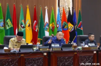 Wakil Ketua DPRD Sumbar, Nanda Satria didampingi M Iqra Chissa, mengetuk palu pengesahan Ranperda Fasilitasi Penyelenggaraan Pesantren sebagai usul prakarsa DPRD Sumbar, dalam rapat paripurna, Senin. (humas)