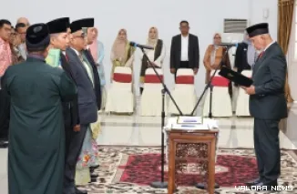 Gubernur Sumbar, Mahyeldi mengambil sumpah jabatan 6 Pimpinan Tinggi Pratama (PTP) hasil seleksi terbuka, di auditorium gubernuran, Sabtu. (humas)