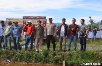 Kapolres Pasaman Barat, AKBP Agung Tribawanto mengikuti Buru Alek Nusantara di Nagari Sinuruik, Kecamatan Talamau, Ahad. (robbi irwan)
