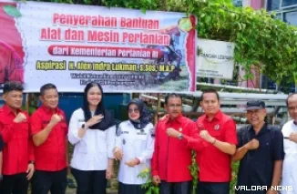 Bupati Dharmasraya Annisa Suci Ramadhani didampingi Leli Arni (Wabup) foto bersama dengan perwakilan penerima bantuan yang diperjuangkan anggota DPR RI Dapil I Sumatera Barat, Alex Indra Lukman, di halaman kantor Dinas Pertanian, Pulau Punjung, Rabu. (hum