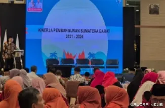 Gubernur Sumbar, Mahyeldi saat meninjau fasilitas PT Sari Dumai Oleo (SDO) milik Apical Group di Kota Dumai, Provinsi Riau, Selasa (10/6/2025) lalu. (humas)