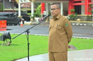 Sekdaprov Sumatera Barat, Arry Yuswandi memberikan arahan pada apel Senin pagi di halaman kantor gubernur. Ini merupakan apel perdananya usai dilantik sebagai Sekdaprov Sumbar. (humas)